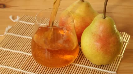 透明玻璃杯中的鲜榨梨汁4k视频