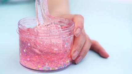 玩粉色亮片泥特写