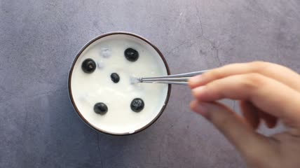 碗里放着蓝莓的新鲜酸奶俯视图