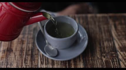 往杯子里倒茶特写
