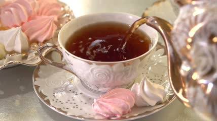 往茶杯里倒茶特写