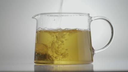 往放茶包的茶壶中倒水特写