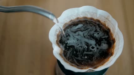 往咖啡中倒水特写