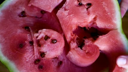 夏季熟西瓜解渴特写