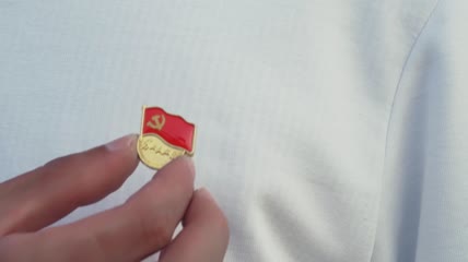 4k实拍胸章为人民服务