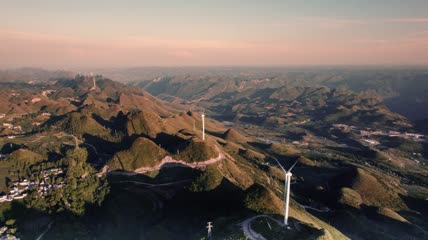4k航拍夕大山里的风机发电场