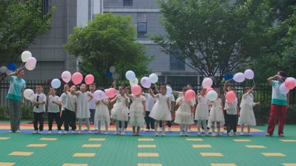 4k实拍升格幼儿园小朋友毕业了抛气球