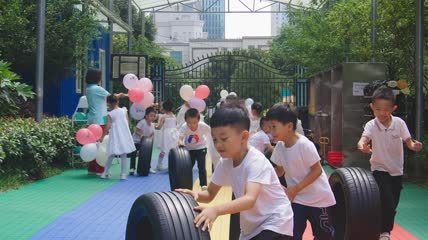 4k实拍升格幼儿园小朋友玩轮胎