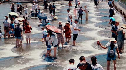 4k实拍夏天大人小孩戏水
