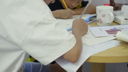 4k实拍小学生写作业
