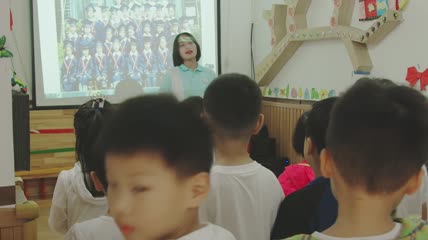 4k实拍幼儿园小朋友上课）