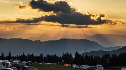 4k延时房车露营地日落夕阳