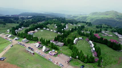 4k航拍乌蒙大草原房车露营基地