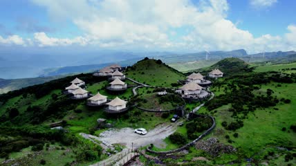4k航拍乌蒙大草原露营帐篷基地