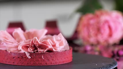 糖果师用粉红色巧克力做甜点特写