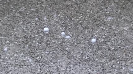冰雹落在水里实拍
