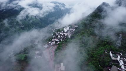4k航拍清晨云雾大山里的农村