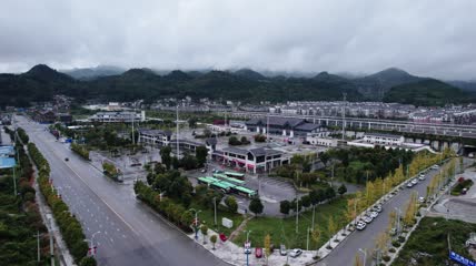 4k航拍贵州安顺关岭高铁站