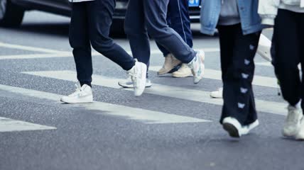 4k升格拍摄行人过斑马线