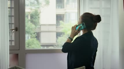 4k实拍升格女性打电话接电话