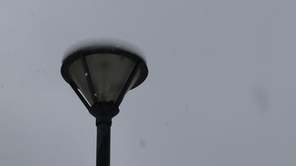 下雪路灯特写实拍