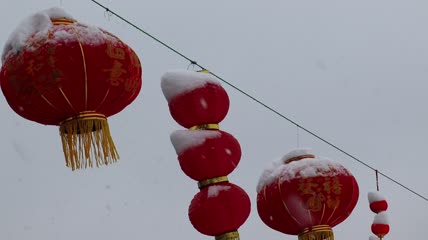 实拍下雪灯笼特写