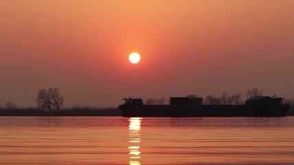 夕阳下轮船缓缓行驶唯美空镜