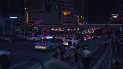 市中心夜间车流拥挤