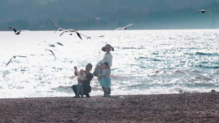 4k实拍一家四口出游海边游玩喂海鸥
