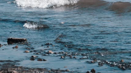 4k实拍沙滩海浪浪花