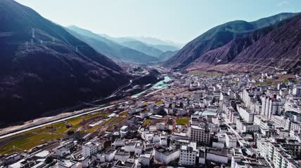 4k航拍甘孜州乡城县