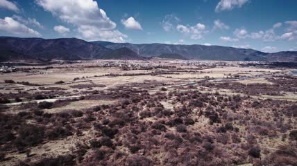 4k航拍香格里拉高原村庄牧场