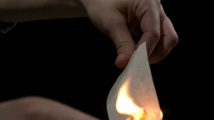 火柴点燃纸的效果视频