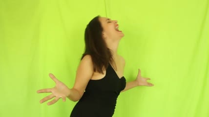 女人恶笑绿布抠像素材