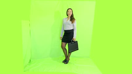 职业女性拿出成功纸板绿布抠像素材
