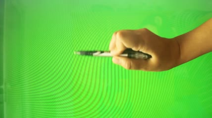 手拿笔写字的绿屏素材