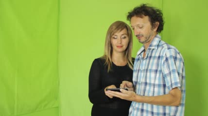 幸福夫妻看手机图片绿布抠像素材