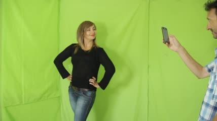 男子给女友拍照绿布抠像素材