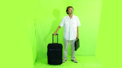 男人手扶行李箱绿布抠像素材
