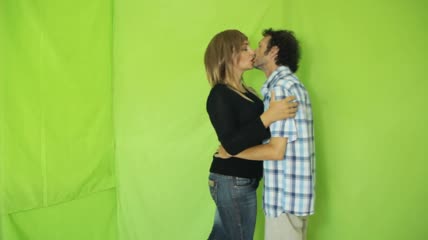 浪漫情侣相拥亲吻绿布抠像素材