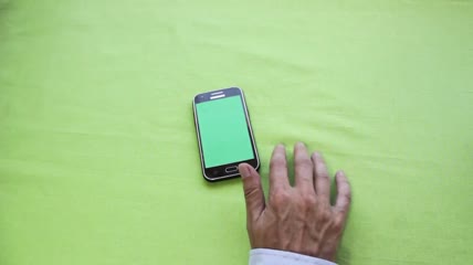 轻触手机屏幕特写绿布抠像素材