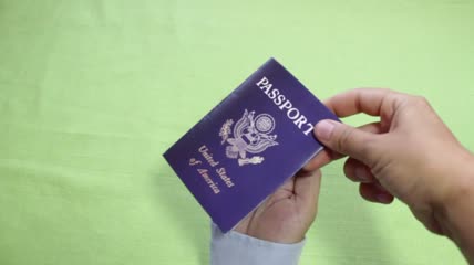 将护照递放在手上绿布抠像素材