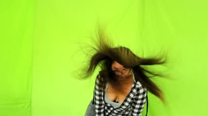 头发飞扬的女人绿布抠像素材