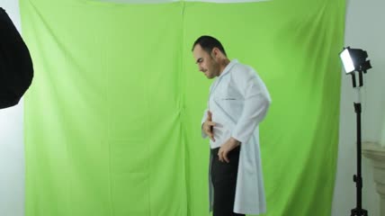 年轻医生摆姿势绿布抠像素材