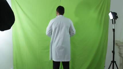 医生滑动虚拟屏幕绿布抠像素材