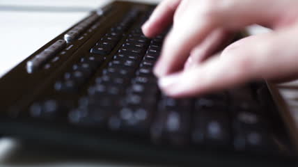 电脑程序员操控键盘编辑实拍高清视频素材