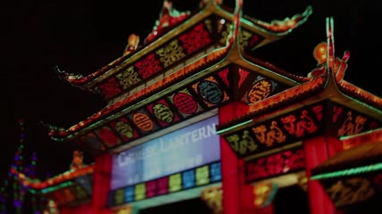 国外彩灯节中国风楼阁夜景 民众游玩观赏