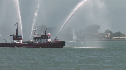 海上消防船喷水演示实拍高清视频素材