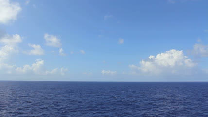 蔚蓝太平洋上空白云朵朵实拍高清视频素材