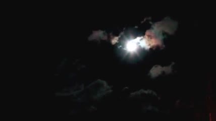 月亮在云彩中穿梭